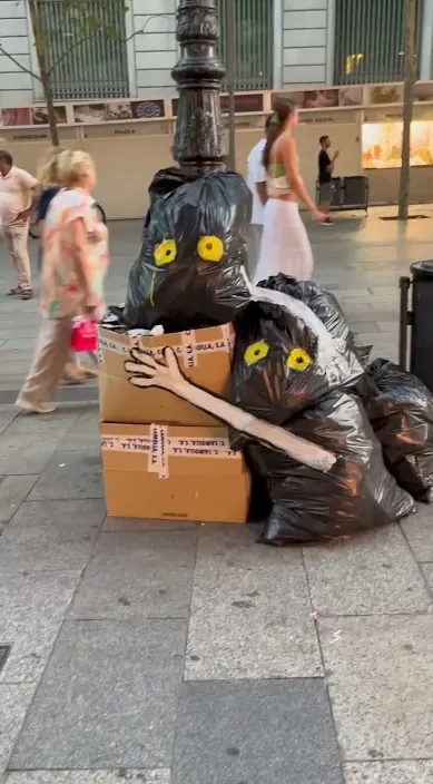 BOLSAS DE CONSUMO #arteurbano #art #franciscodepajaro #streetart Bolsas de consumo – street art in Barcelona: scene from the Art Is Trash video by Francisco de Pájaro