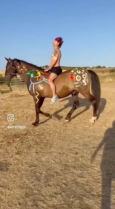 CABALLO INDIO #arteurbano #franciscodepajaro #art #streetart Caballo indio – street art in Barcelona: scene from the Art Is Trash video by Francisco de Pájaro