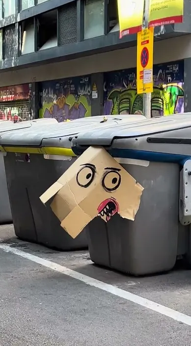 CALOR 🔥 # #arteurbano #streetart #franciscodepajaro Calor – street art in Barcelona: scene from the Art Is Trash video by Francisco de Pájaro