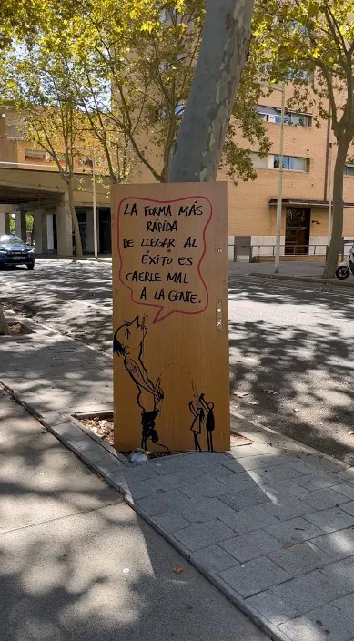 EL ÉXITO #arteurbano #franciscodepajaro #art #streetart El éxito – street art in Barcelona: scene from the Art Is Trash video by Francisco de Pájaro