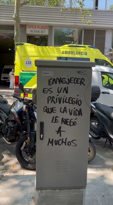 ENVEJECER # #arteurbano #franciscodepajaro Envejecer – street art in Barcelona: scene from the Art Is Trash video by Francisco de Pájaro