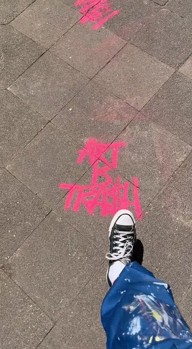 Exposición en düsseldorf – street art: scene from the Art Is Trash video by Francisco de Pájaro