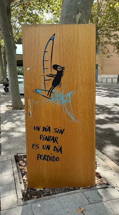 Un día sin pintar – street art in Barcelona: scene from the Art Is Trash video by Francisco de Pájaro